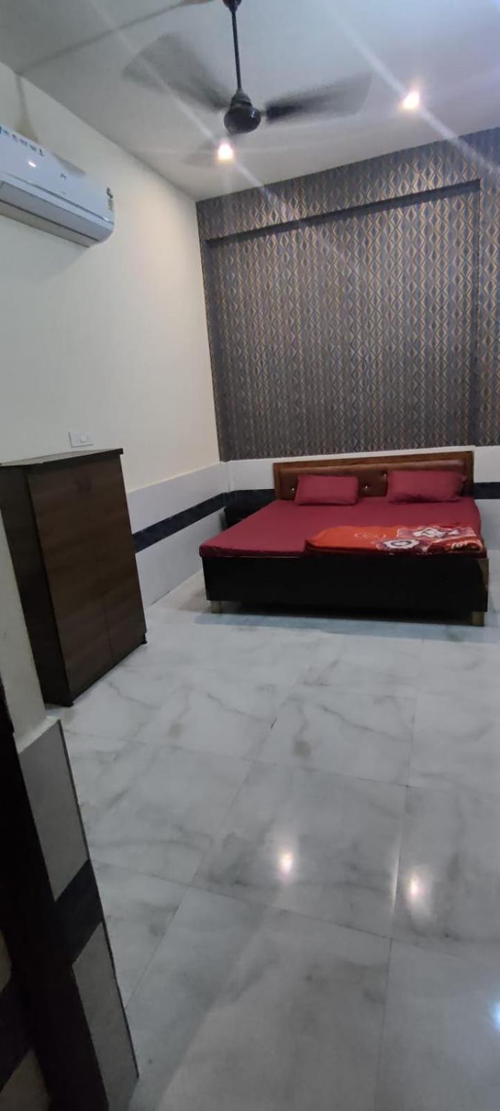Kaka Near Prem Mandir And 100 Mt Far Away From Premanand Maharaj G Guest house *