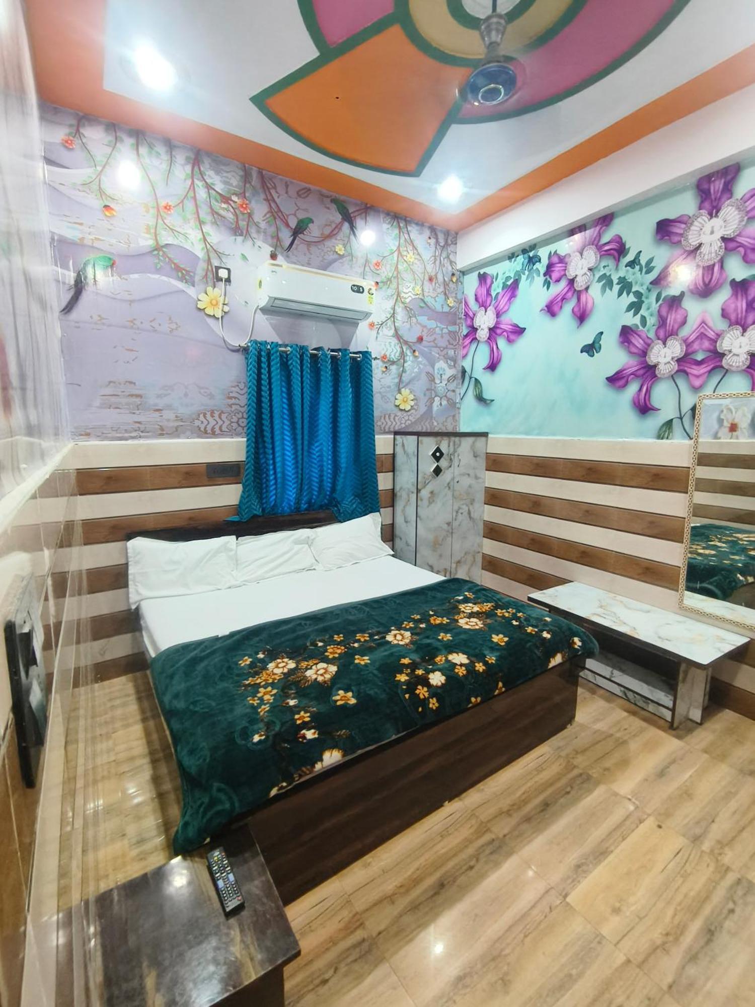 K.d.dham-near Prem Mandir Guest house *