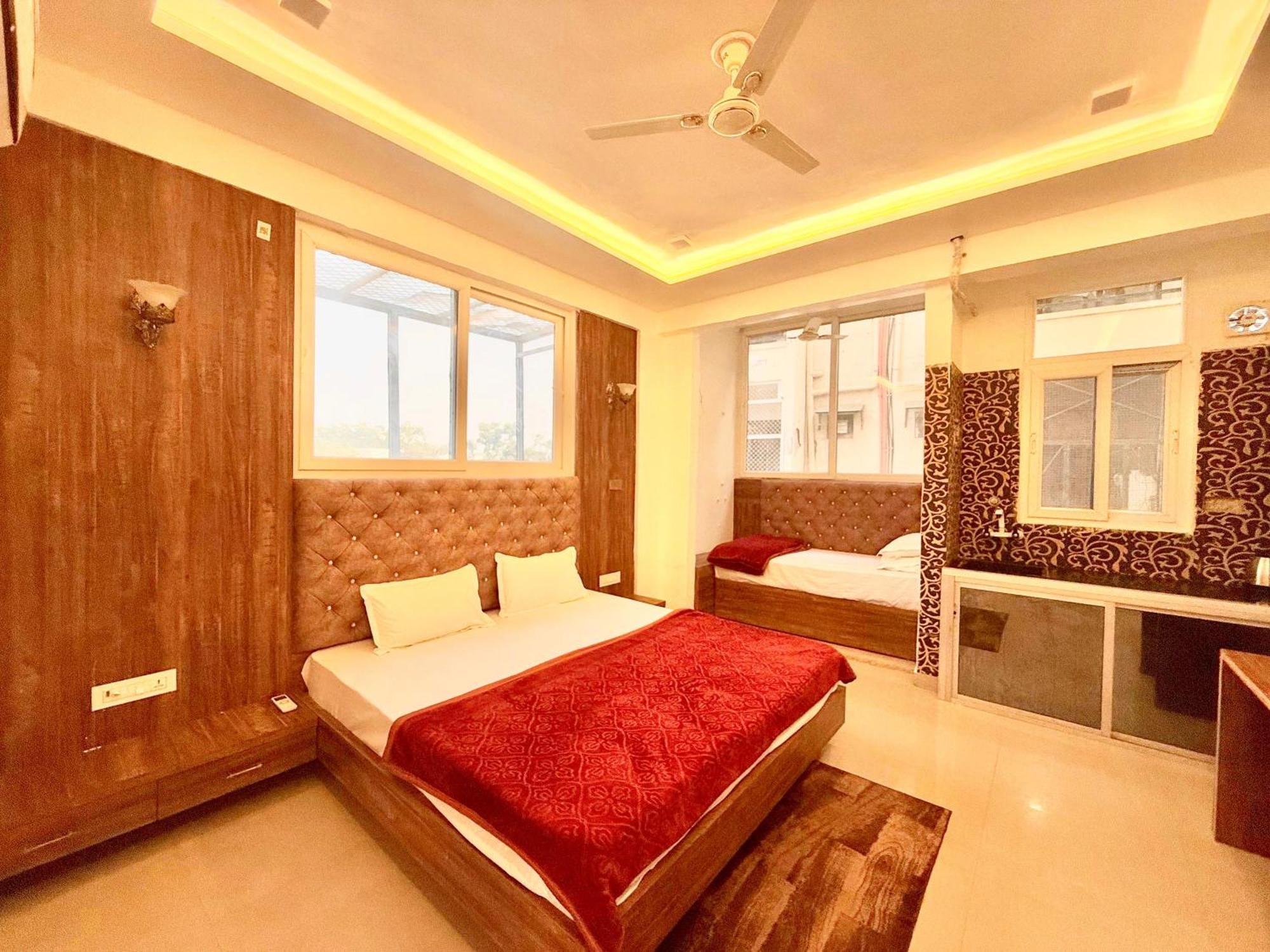 Radha Residency ! Fully Air Conditioned With Parking Facility, Near Isckon Temple & Prem Mandir Hotel *