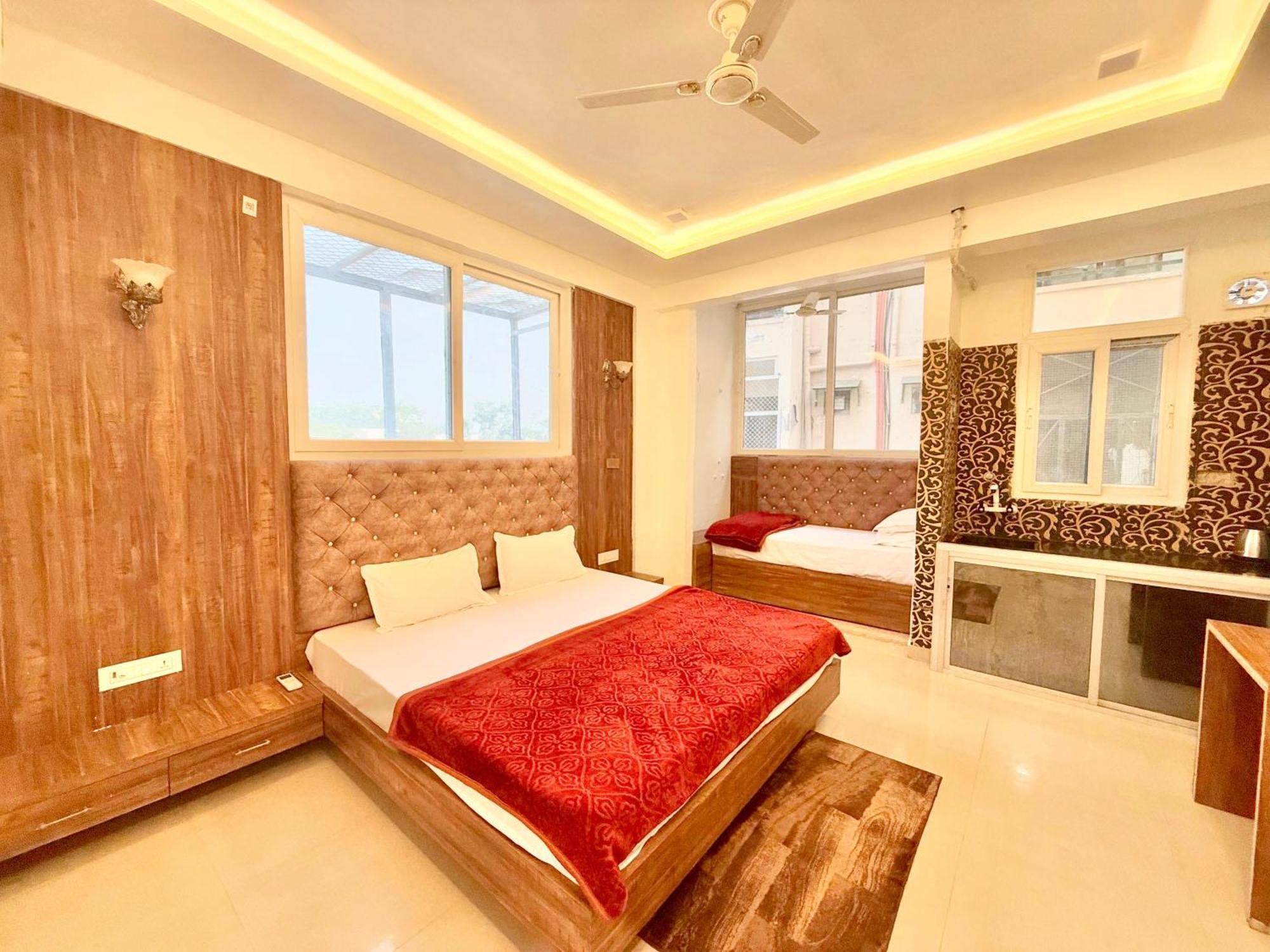 Radha Residency ! Fully Air Conditioned With Parking Facility, Near Isckon Temple & Prem Mandir Hotel Vrindavan