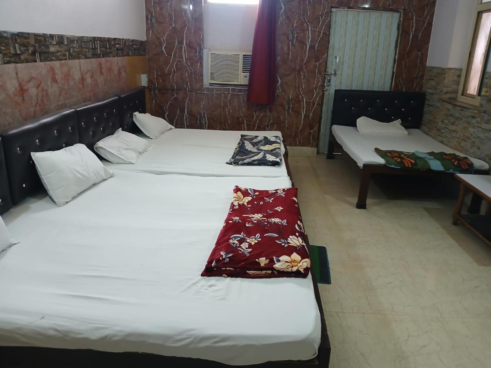 Hotel Darshika 2*
