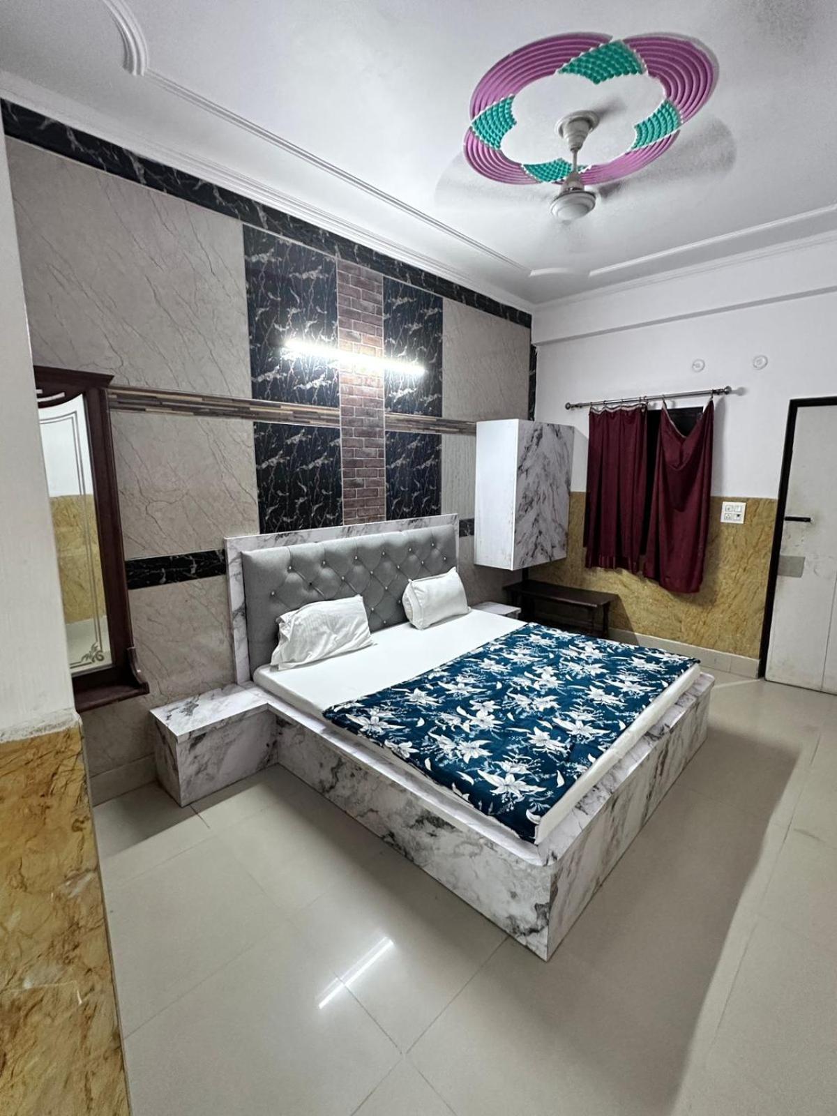Hotel Darshika 2*