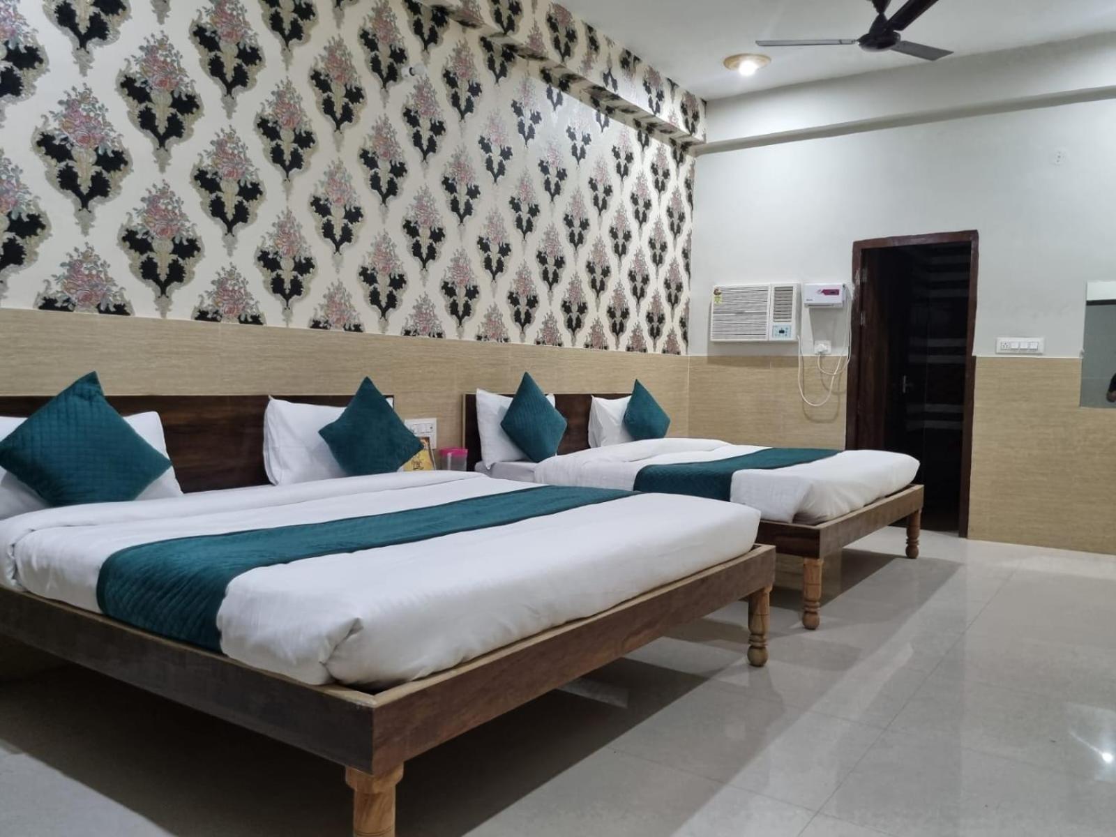 Hotel Urban Silverkey Golden House - Selling Hotel- Near Prem Mandir - Ideal For Families 3*
