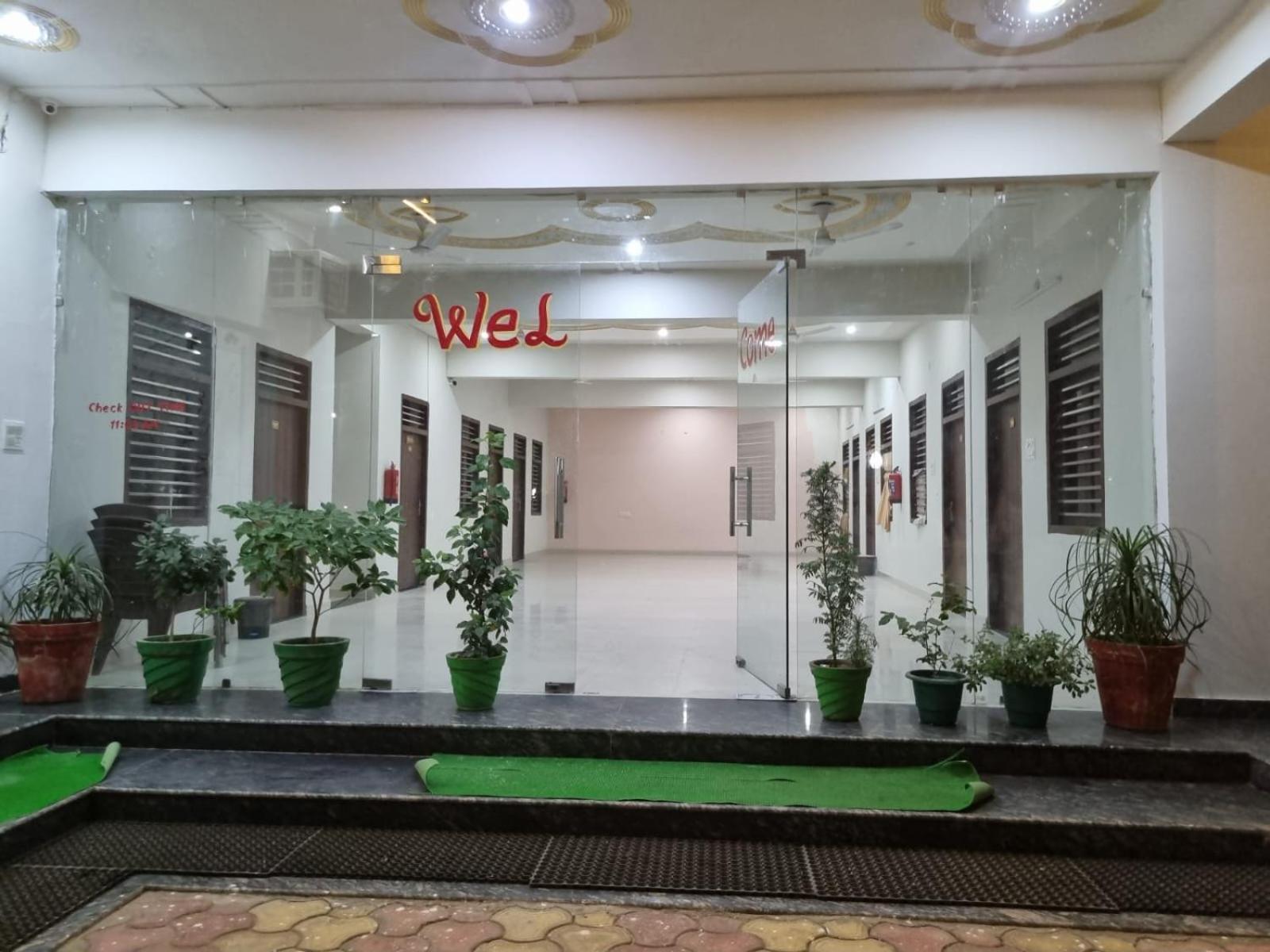 Urban Silverkey Golden House - Selling Hotel- Near Prem Mandir - Ideal For Families Vrindavan