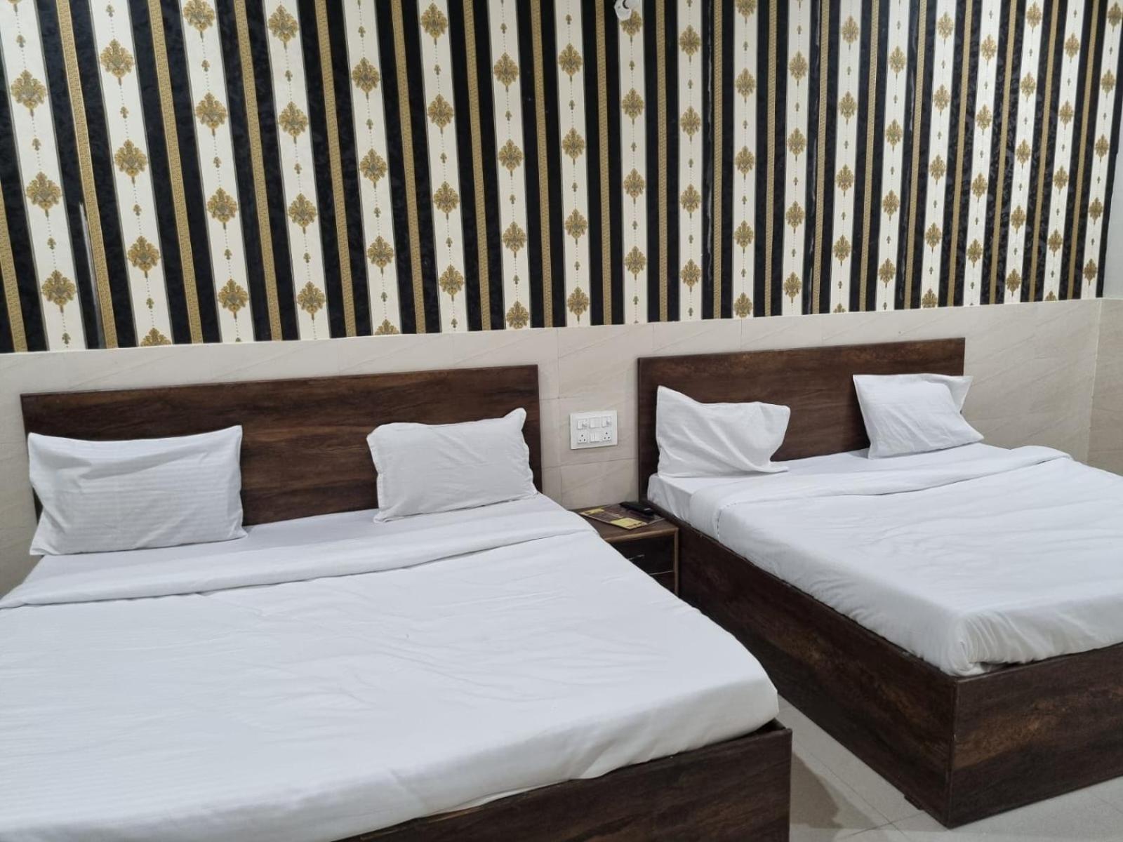 Urban Silverkey Golden House - Selling Hotel- Near Prem Mandir - Ideal For Families Hotel Vrindavan