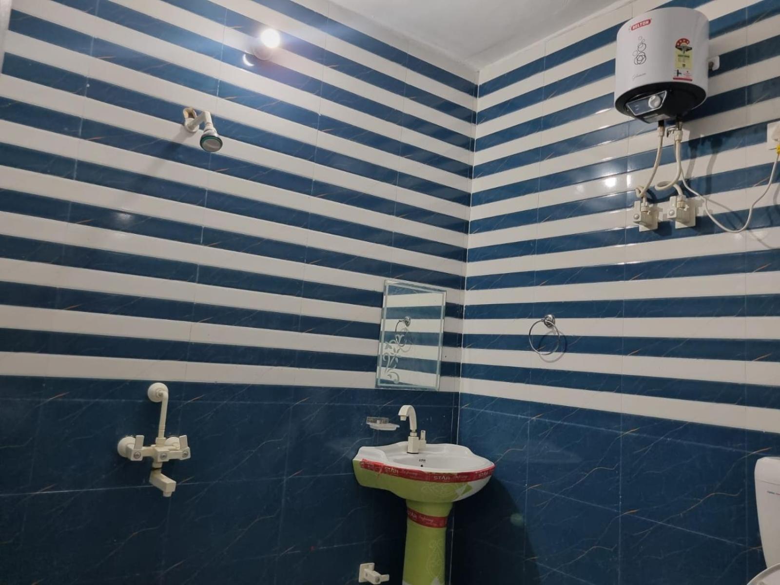 Urban Silverkey Golden House - Selling Hotel- Near Prem Mandir - Ideal For Families