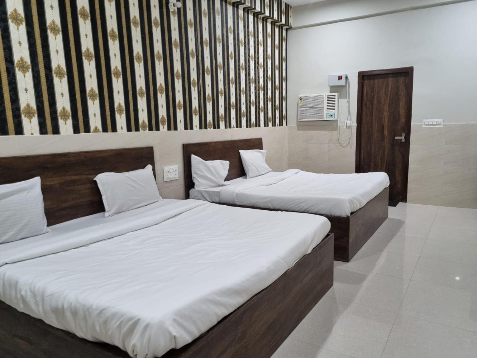 Hotel Urban Silverkey Golden House - Selling Hotel- Near Prem Mandir - Ideal For Families Vrindavan
