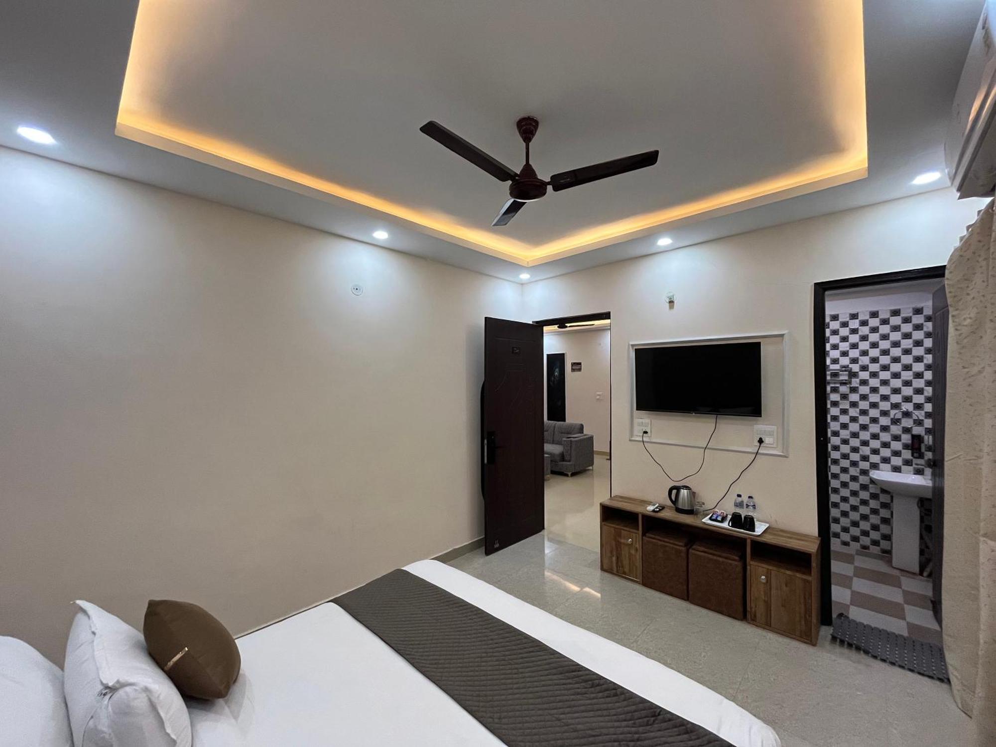 Mango Tree, Hotel