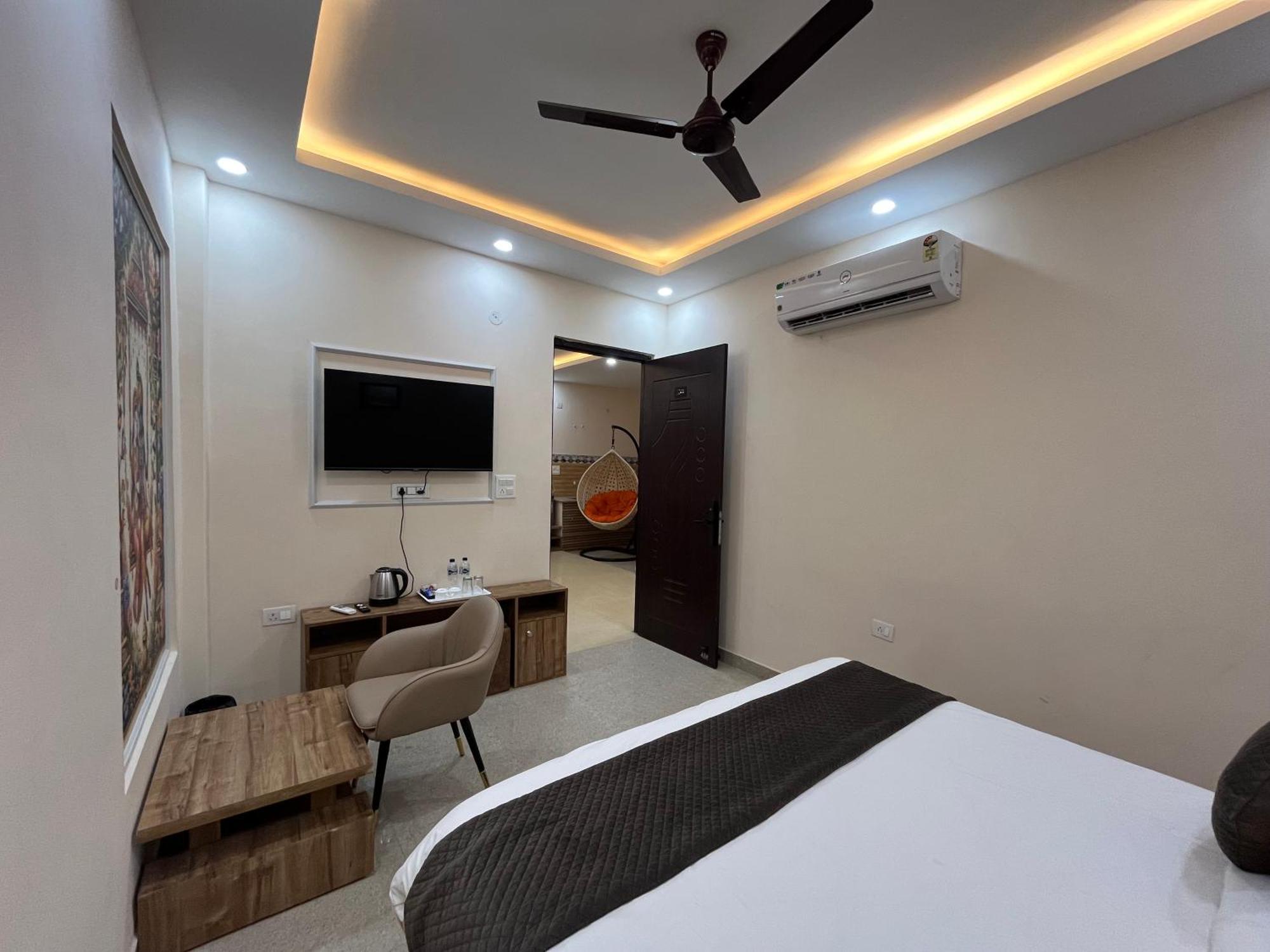 Mango Tree, Hotel