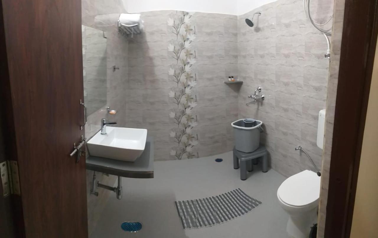 Hotel Dwarka Kunj *