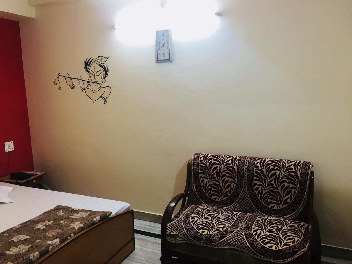 Giriraj Kripa Atithi Bhawan 2*