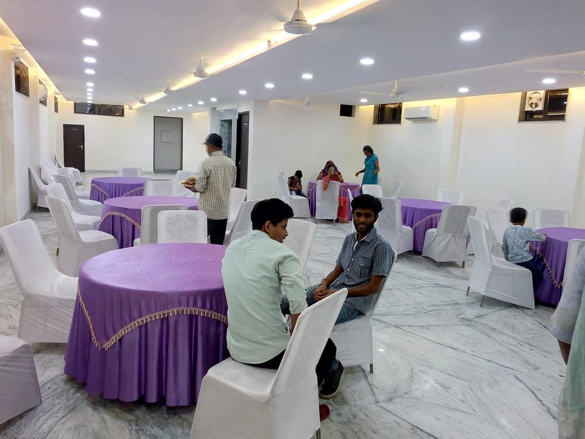 Hotel Sar Kamla Dham Skd Fully Vaccinated Staff Vrindavan