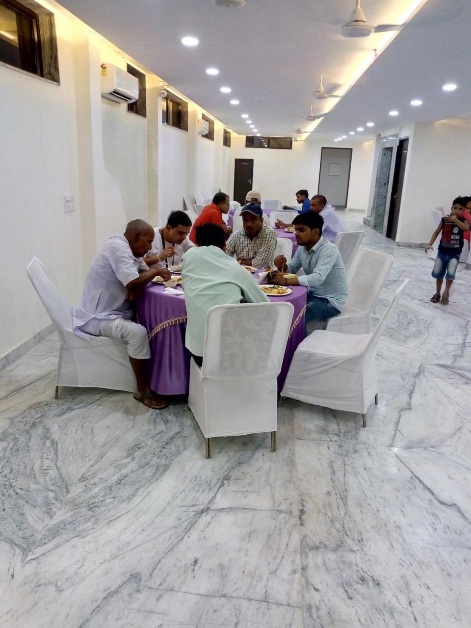 Hotel Sar Kamla Dham Skd Fully Vaccinated Staff Vrindavan