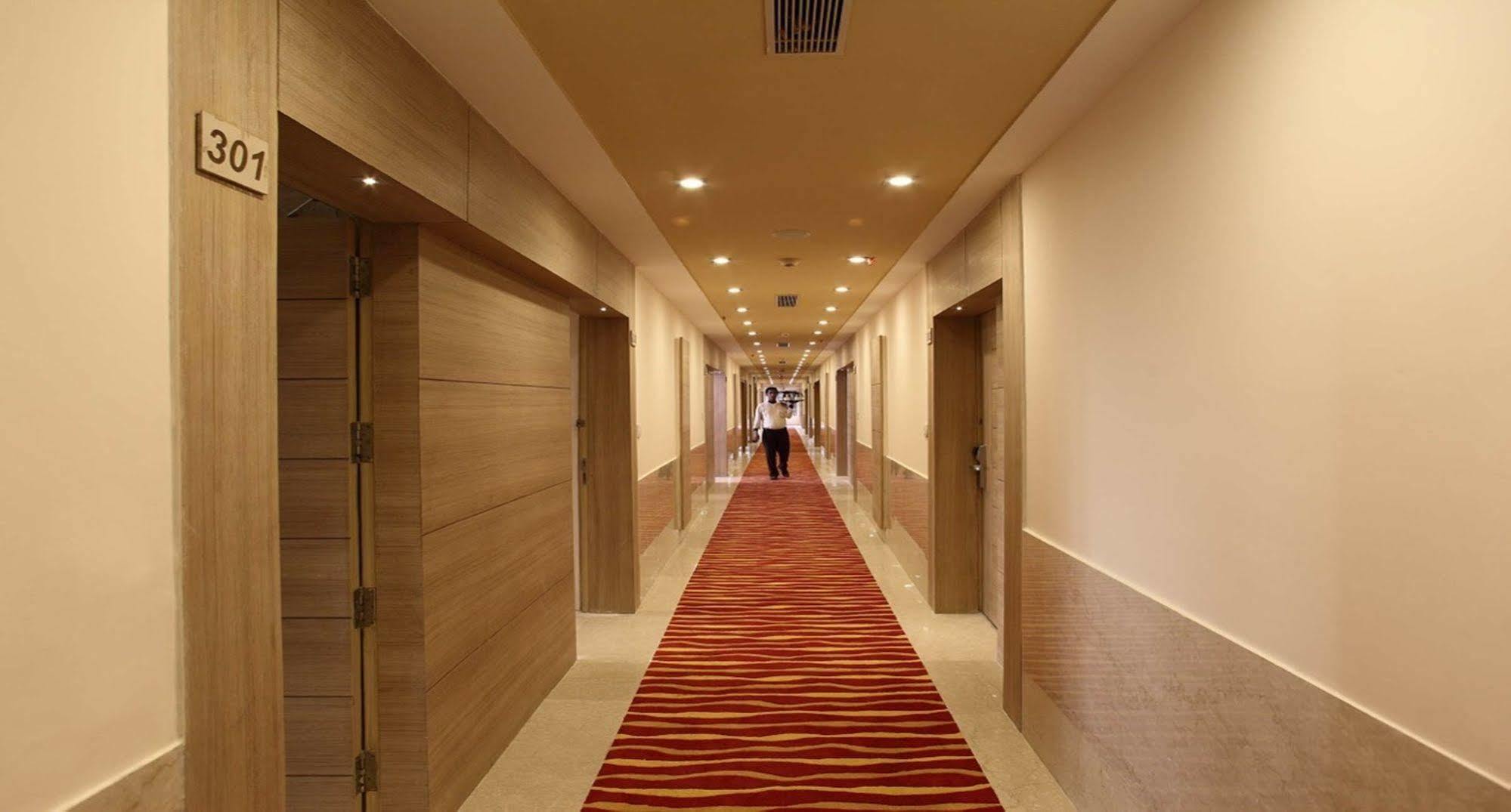 Hotel Nidhivan Sarovar Portico